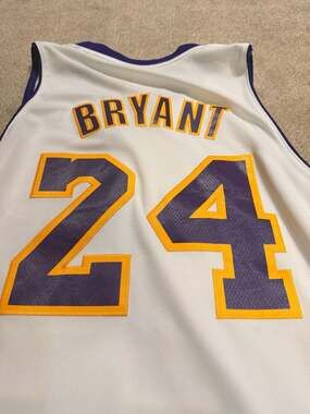 Adidas Los Angeles Lakers Kobe Bryant 24 White Swingman Jersey Size XL (i)